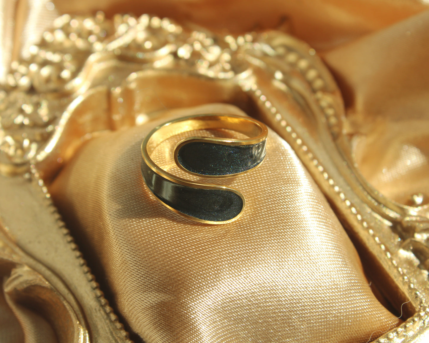The Black Raindrop Ring - Gold